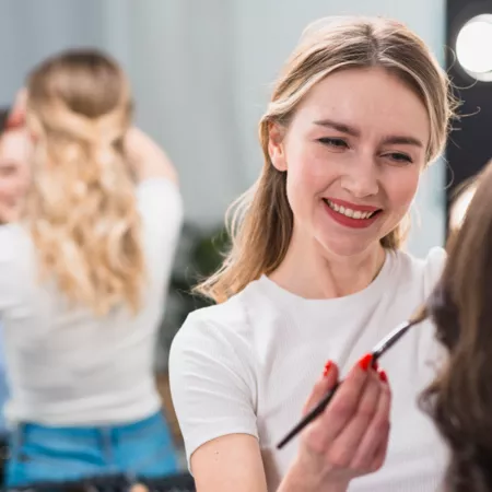 female-makeup-artist-working-with-model kopie